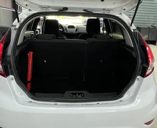 Ford Fiesta 2016 mit Antriebssystem Frontantrieb, verfügbar am Flughafen von Tirana.
