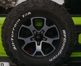 Jeep Wrangler Rubicon 2022 mit Antriebssystem Allradantrieb, verfügbar in Tiflis.