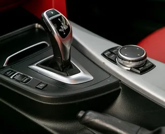 Innenraum von BMW 430i Cabrio zur Miete in Georgien. Ein großartiges 5-Sitzer Fahrzeug mit Automatisch Getriebe.