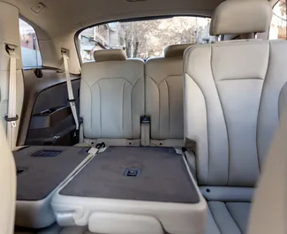 Innenraum von Audi Q7 zur Miete in Georgien. Ein großartiges 7-Sitzer Fahrzeug mit Automatisch Getriebe.