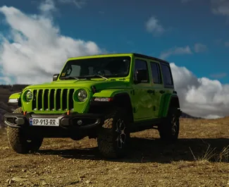 Frontansicht eines Mietwagens Jeep Wrangler Rubicon in Tiflis, Georgien ✓ Auto Nr.15337. ✓ Automatisch TM ✓ 0 Bewertungen.