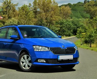 Frontansicht eines Mietwagens Skoda Fabia Combi in Budapest, Ungarn ✓ Auto Nr.15250. ✓ Schaltgetriebe TM ✓ 0 Bewertungen.