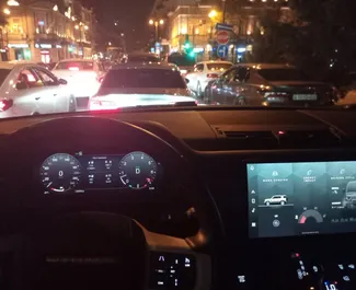 Benzin 2,0L Motor von Land Rover Defender 2023 zur Miete in Baku.