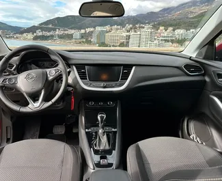 Innenraum von Opel Grandland X zur Miete in Montenegro. Ein großartiges 5-Sitzer Fahrzeug mit Automatisch Getriebe.