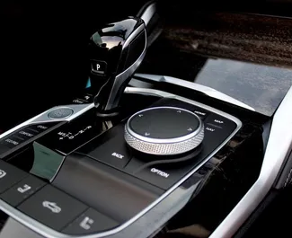 BMW 420i Cabrio 2023 zur Miete verfügbar in Dubai, mit Kilometerbegrenzung 250 km/Tag.