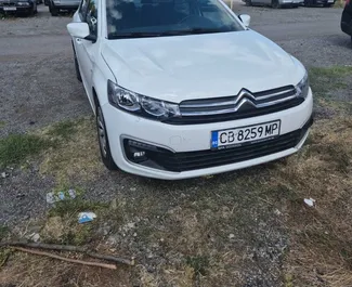 Frontansicht eines Mietwagens Citroen C-Elysee am Flughafen Sofia, Bulgarien ✓ Auto Nr.15396. ✓ Schaltgetriebe TM ✓ 0 Bewertungen.