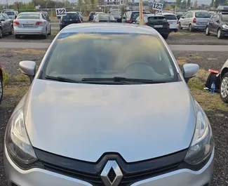 Frontansicht eines Mietwagens Renault Clio 4 am Flughafen Sofia, Bulgarien ✓ Auto Nr.15384. ✓ Schaltgetriebe TM ✓ 0 Bewertungen.