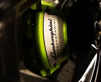 Lamborghini Urus 2025 zur Miete verfügbar in Dubai, mit Kilometerbegrenzung 250 km/Tag.