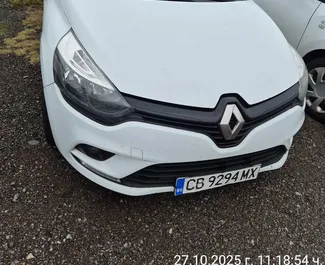 Frontansicht eines Mietwagens Renault Clio 4 am Flughafen Sofia, Bulgarien ✓ Auto Nr.15383. ✓ Schaltgetriebe TM ✓ 0 Bewertungen.