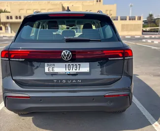 Innenraum von Volkswagen Tiguan zur Miete in VAE. Ein großartiges 5-Sitzer Fahrzeug mit Automatisch Getriebe.
