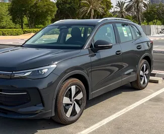 Volkswagen Tiguan 2025 zur Miete verfügbar in Dubai, mit Kilometerbegrenzung 150 km/Tag.