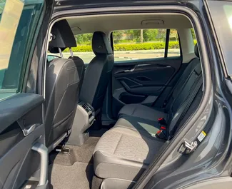 Frontansicht eines Mietwagens Volkswagen Tiguan in Dubai, VAE ✓ Auto Nr.12264. ✓ Automatisch TM ✓ 0 Bewertungen.