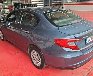 Frontansicht eines Mietwagens Fiat Egea am Flughafen Dalaman, Türkei ✓ Auto Nr.15282. ✓ Schaltgetriebe TM ✓ 0 Bewertungen.