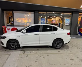 Frontansicht eines Mietwagens Fiat Egea am Flughafen Dalaman, Türkei ✓ Auto Nr.15284. ✓ Schaltgetriebe TM ✓ 0 Bewertungen.