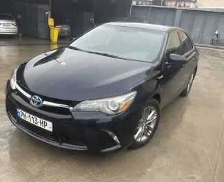 Frontansicht eines Mietwagens Toyota Camry in Tiflis, Georgien ✓ Auto Nr.15317. ✓ Automatisch TM ✓ 0 Bewertungen.