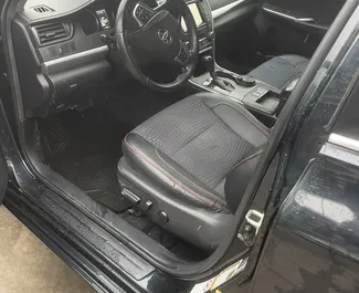 Vermietung Toyota Camry. Komfort, Premium Fahrzeug zur Miete in Georgien ✓ Kaution Keine Kaution ✓ Versicherungsoptionen KFZ-HV, TKV, VKV Komplett, Junge.