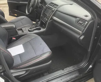 Hybride 2,5L Motor von Toyota Camry 2016 zur Miete in Tiflis.