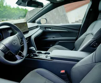 Mietwagen Toyota Camry 2024 in Armenien, mit Benzin-Kraftstoff und 173 PS ➤ Ab 100 USD pro Tag.