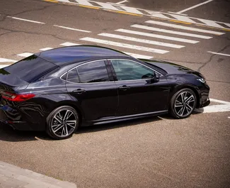 Toyota Camry 2024 zur Miete verfügbar in Eriwan, mit Kilometerbegrenzung unbegrenzte.