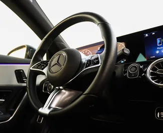 Innenraum von Mercedes-Benz CLA-Class zur Miete in VAE. Ein großartiges 5-Sitzer Fahrzeug mit Automatisch Getriebe.