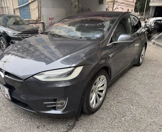 Innenraum von Tesla Model-X zur Miete in Georgien. Ein großartiges 8-Sitzer Fahrzeug mit Automatisch Getriebe.