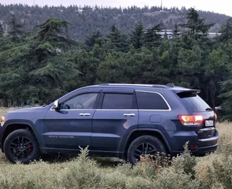 Frontansicht eines Mietwagens Jeep Grand Cherokee in Tiflis, Georgien ✓ Auto Nr.15276. ✓ Automatisch TM ✓ 0 Bewertungen.