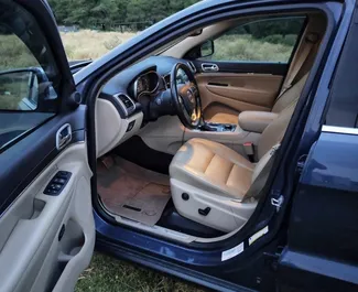Vermietung Jeep Grand Cherokee. Komfort, Premium, SUV Fahrzeug zur Miete in Georgien ✓ Kaution Einzahlung von 300 GEL ✓ Versicherungsoptionen KFZ-HV.