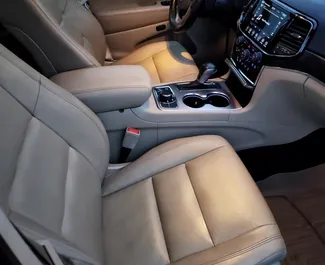 Jeep Grand Cherokee 2020 mit Antriebssystem Allradantrieb, verfügbar in Tiflis.