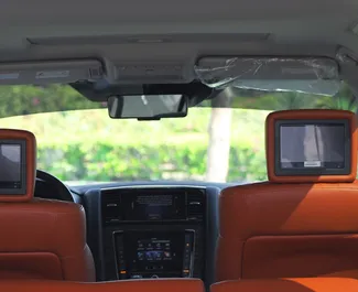 Innenraum von Nissan Patrol zur Miete in VAE. Ein großartiges 7-Sitzer Fahrzeug mit Automatisch Getriebe.