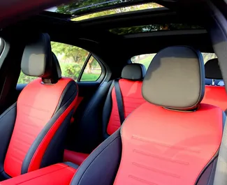 Innenraum von Mercedes-Benz C200 zur Miete in VAE. Ein großartiges 5-Sitzer Fahrzeug mit Automatisch Getriebe.