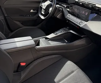 Innenraum von Peugeot 308 zur Miete in Montenegro. Ein großartiges 5-Sitzer Fahrzeug mit Automatisch Getriebe.