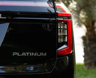 Innenraum von Nissan Patrol zur Miete in VAE. Ein großartiges 7-Sitzer Fahrzeug mit Automatisch Getriebe.