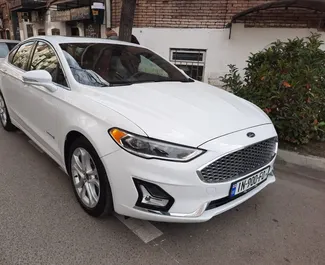 Frontansicht eines Mietwagens Ford Fusion Sedan in Tiflis, Georgien ✓ Auto Nr.15307. ✓ Automatisch TM ✓ 0 Bewertungen.