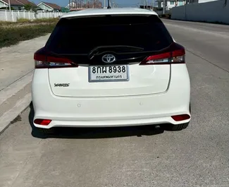 Benzin 1,5L Motor von Toyota Yaris 2020 zur Miete am Flughafen Bangkok Suvarnabhumi.