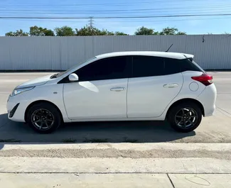 Innenraum von Toyota Yaris zur Miete in Thailand. Ein großartiges 5-Sitzer Fahrzeug mit Automatisch Getriebe.