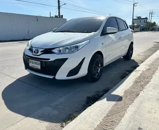 Toyota Yaris 2020 mit Antriebssystem Heckantrieb, verfügbar am Flughafen Bangkok Suvarnabhumi.
