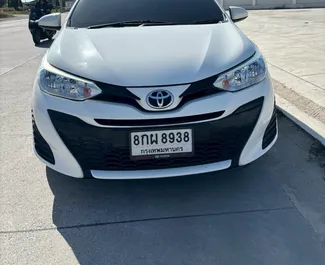 Frontansicht eines Mietwagens Toyota Yaris am Flughafen Bangkok Suvarnabhumi, Thailand ✓ Auto Nr.15336. ✓ Automatisch TM ✓ 0 Bewertungen.