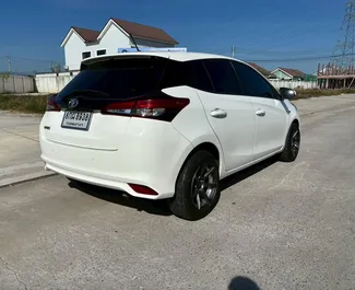 Vermietung Toyota Yaris. Wirtschaft, Komfort Fahrzeug zur Miete in Thailand ✓ Kaution Einzahlung von 20000 THB ✓ Versicherungsoptionen VKV Plus, Junge.
