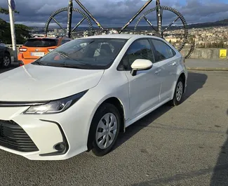 Frontansicht eines Mietwagens Toyota Corolla Sedan in Tiflis, Georgien ✓ Auto Nr.15311. ✓ Schaltgetriebe TM ✓ 0 Bewertungen.