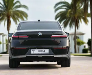 Benzin L Motor von BMW 735i 2025 zur Miete in Dubai.