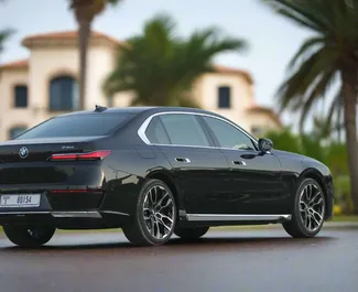 BMW 735i 2025 zur Miete verfügbar in Dubai, mit Kilometerbegrenzung 250 km/Tag.