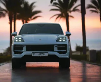 Frontansicht eines Mietwagens Porsche Cayenne in Dubai, VAE ✓ Auto Nr.15332. ✓ Automatisch TM ✓ 0 Bewertungen.