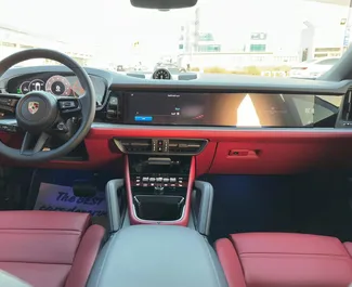 Benzin L Motor von Porsche Cayenne 2025 zur Miete in Dubai.