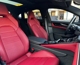 Porsche Panamera 2025 mit Antriebssystem Frontantrieb, verfügbar in Dubai.