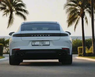 Benzin L Motor von Porsche Panamera 2025 zur Miete in Dubai.