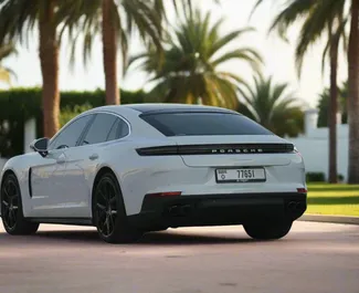 Porsche Panamera 2025 zur Miete verfügbar in Dubai, mit Kilometerbegrenzung 250 km/Tag.