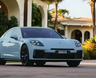 Frontansicht eines Mietwagens Porsche Panamera in Dubai, VAE ✓ Auto Nr.15331. ✓ Automatisch TM ✓ 0 Bewertungen.