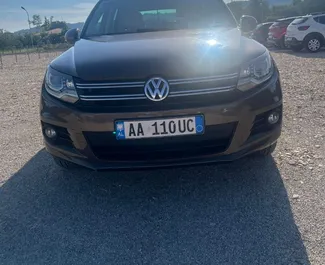 Frontansicht eines Mietwagens Volkswagen Tiguan am Flughafen von Tirana, Albanien ✓ Auto Nr.15394. ✓ Automatisch TM ✓ 0 Bewertungen.