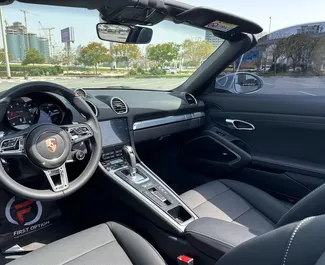 Benzin L Motor von Porsche 718 Boxster 2025 zur Miete in Dubai.
