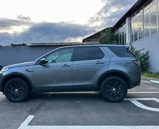 Innenraum von Land Rover Discovery Sport zur Miete in Albanien. Ein großartiges 5-Sitzer Fahrzeug mit Automatisch Getriebe.